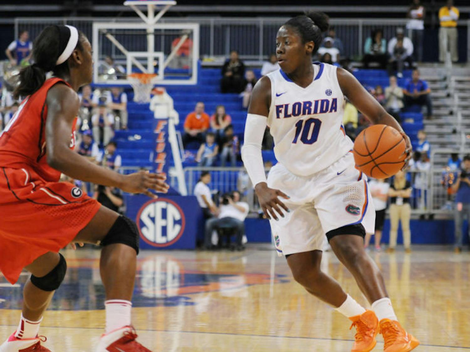 Jaterra Bonds looks for an opening during Florida’s 68-62 loss against Georgia on Jan. 19 in the O’Connell Center.&nbsp;