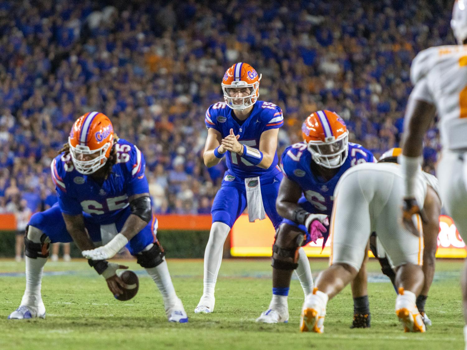 Redshirt junior center Kingsley Eguakun hikes the ball to redshirt junior quarterback Graham Mertz in the Gators' 29-16 win against the Tennessee Volunteers on Saturday, Sept. 16, 2023.