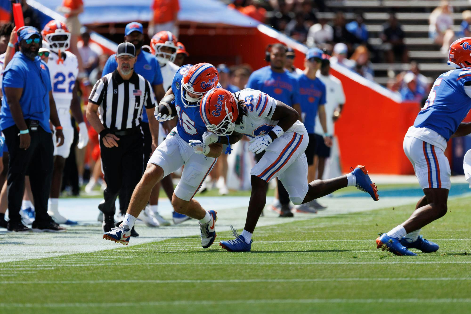 Florida tight end Luke Harpring (15) runs the football down the field during the Orange and Blue spring football game at Ben Hill Griffin Stadium in Gainesville, Fla., Saturday, April 11, 2026.