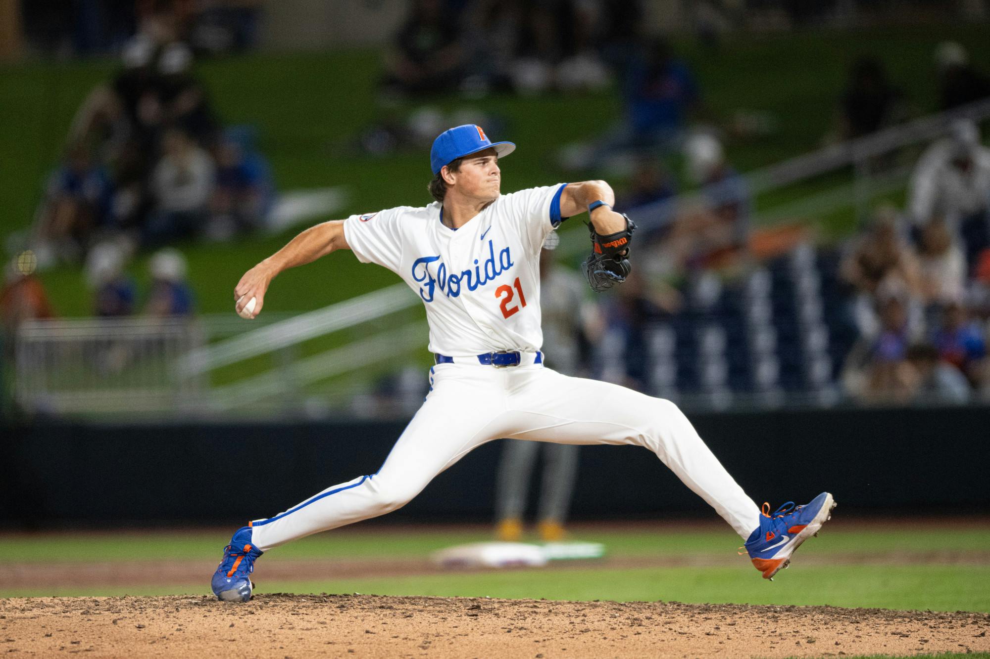 Florida Gators pitcher Caden McDonald (21) throws a pitch in a baseball game against the Missouri Tigers on Thursday, April 10, 2025, in Gainesville, Fla.