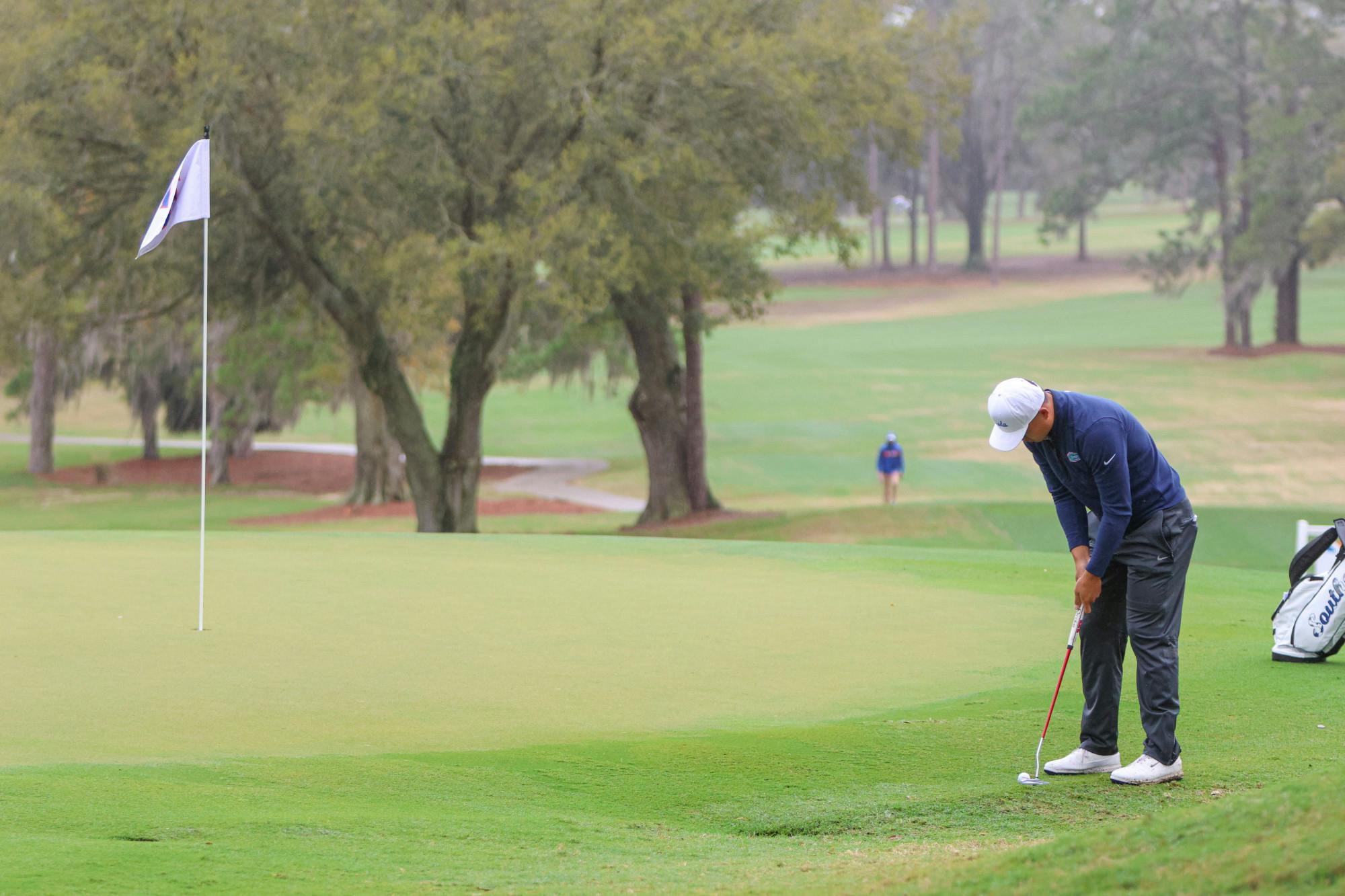 Florida senior Yuxin Lin putts the ball at the VyStar Credit Union Gators Invitational Sunday, Feb. 12, 2023.