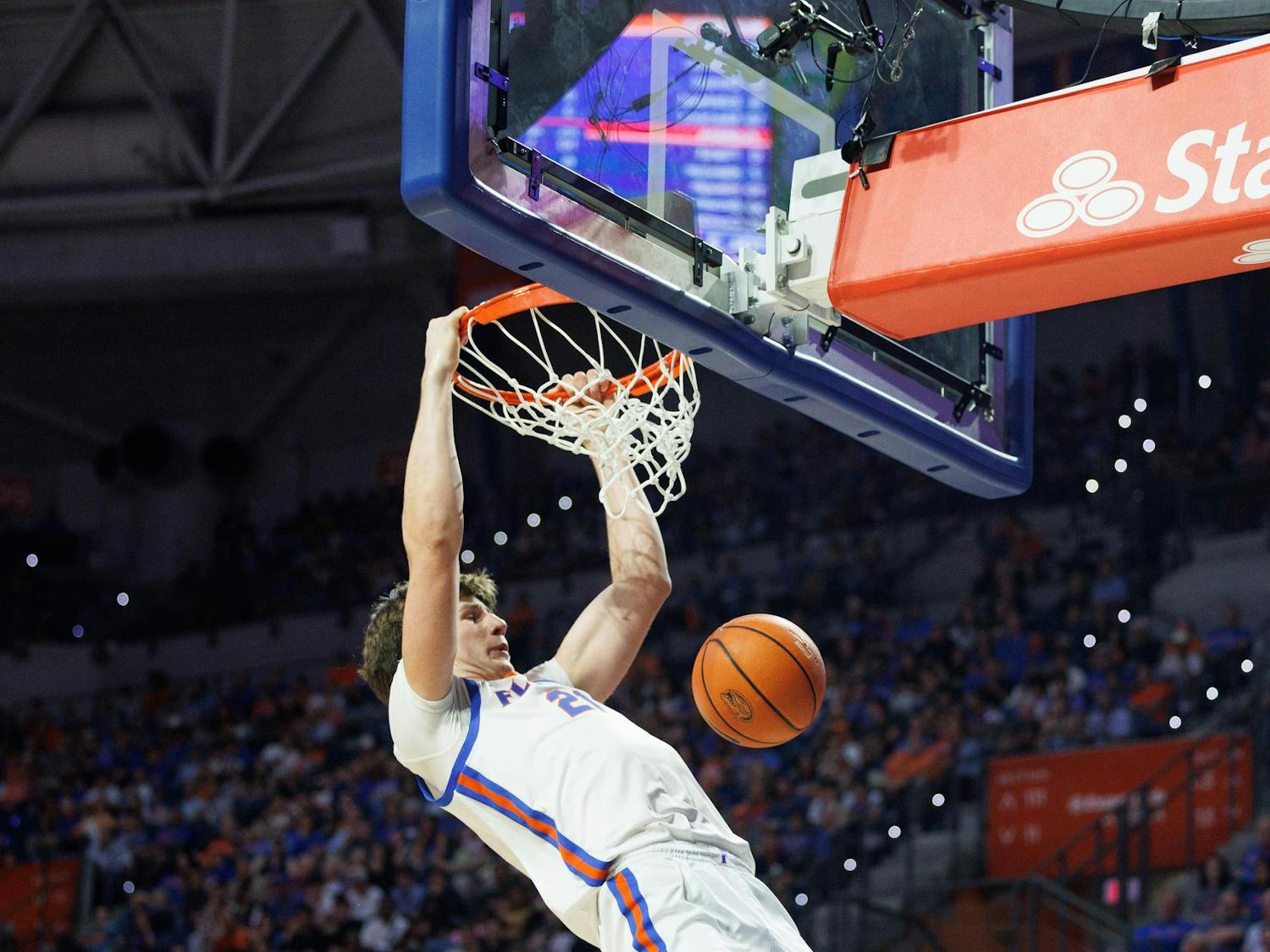 Florida Gators forward/center Alex Condon (21) dunks during the second half of a NCAA college basketball game against Merrimack, Friday, Nov. 21, 2025, in Gainesville, Fla.