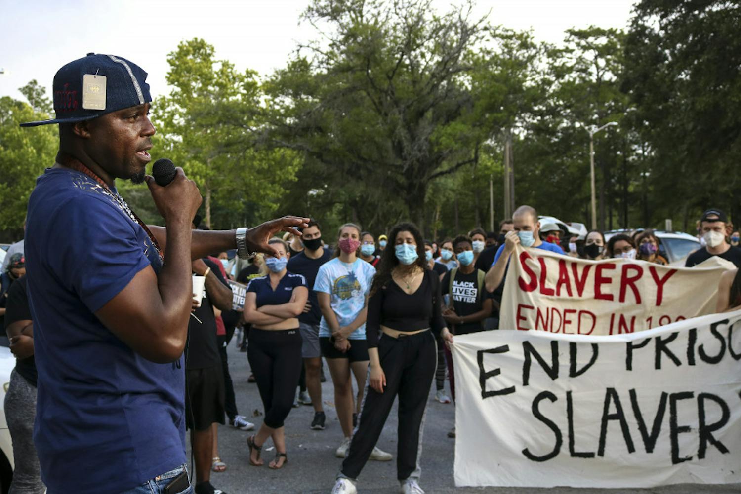 On June 19, about 150 people gathered outside of the Alachua County Jail to protest mass incarceration, police brutality and observe Juneteenth. ⁣
“This is the physical embodiment of all those injustices,” said Maria Dozier, a 20-year-old UF sustainability in the built environment senior. “This is a big, concrete building holding people inside that are supposed to be getting reformed, but instead they’re suffering from police brutality and other injustices every day.”⁣