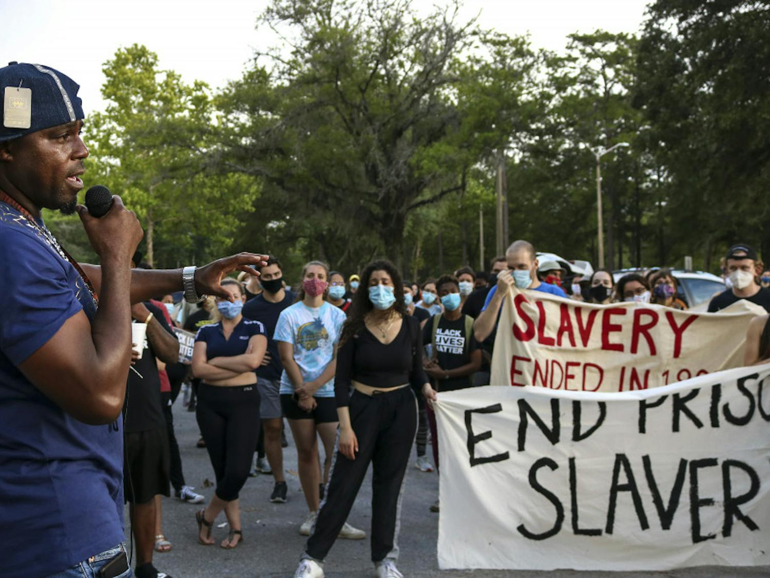 On June 19, about 150 people gathered outside of the Alachua County Jail to protest mass incarceration, police brutality and observe Juneteenth. ⁣
“This is the physical embodiment of all those injustices,” said Maria Dozier, a 20-year-old UF sustainability in the built environment senior. “This is a big, concrete building holding people inside that are supposed to be getting reformed, but instead they’re suffering from police brutality and other injustices every day.”⁣