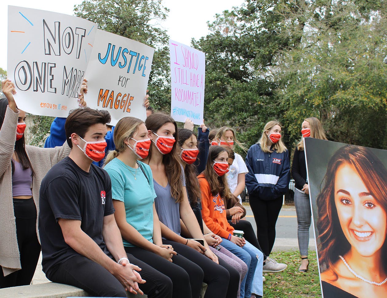 Miembros del grupo estudiantil Florida Ni Uno Más asisten a una conferencia de prensa realizada por dos abogados que representan a las familias de Maggie Paxton y Sophia Lambert en juicios por homicidio culposo el miércoles 3 de marzo de 2021. La conferencia incluyó declaraciones de cada abogado y la familia de Sophia Lambert, leído por el rabino Jonah Zinn, director ejecutivo de UF Hillel.