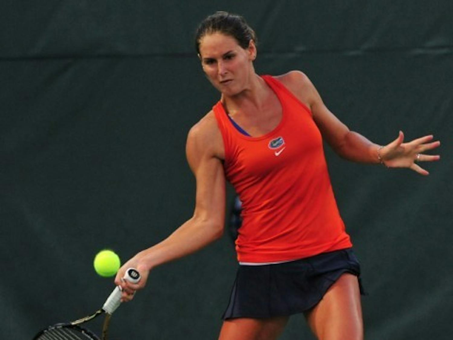 Florida senior Joanna Mather, who has fallen from No. 4 to No. 18 in the individual rankings, beat FSU’s Mia Vriens in straight sets Wednesday.