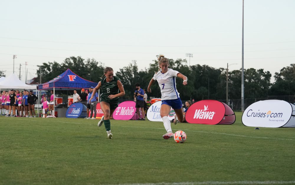 Sophomore forward Lauren McCloskey prepares to pass the ball in the Gators' 8-0 win against the Stetson Hatters Sunday, Aug. 27, 2023.