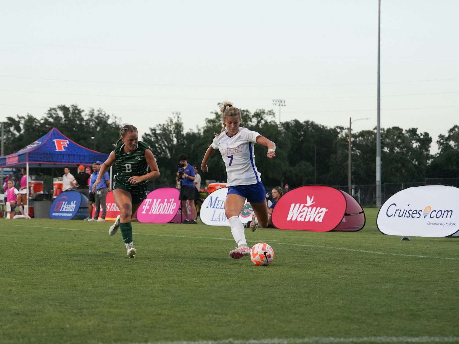 Sophomore forward Lauren McCloskey prepares to pass the ball in the Gators' 8-0 win against the Stetson Hatters Sunday, Aug. 27, 2023.