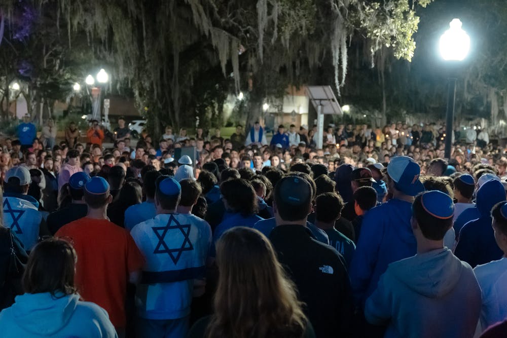 <p>Students attend a vigil on Oct. 10, 2023, to honor the victims of the Oct. 7 attacks | Estudiantes asisten una vigilia el 10 de octubre de 2023 para honrar a las víctimas de los atentados del 7 de octubre.</p>