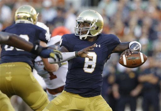 Malik Zaire passes during Notre Dame’s 38-3 win against Texas on Sept. 5, 2015. Zaire is expected to transfer to UF this week.