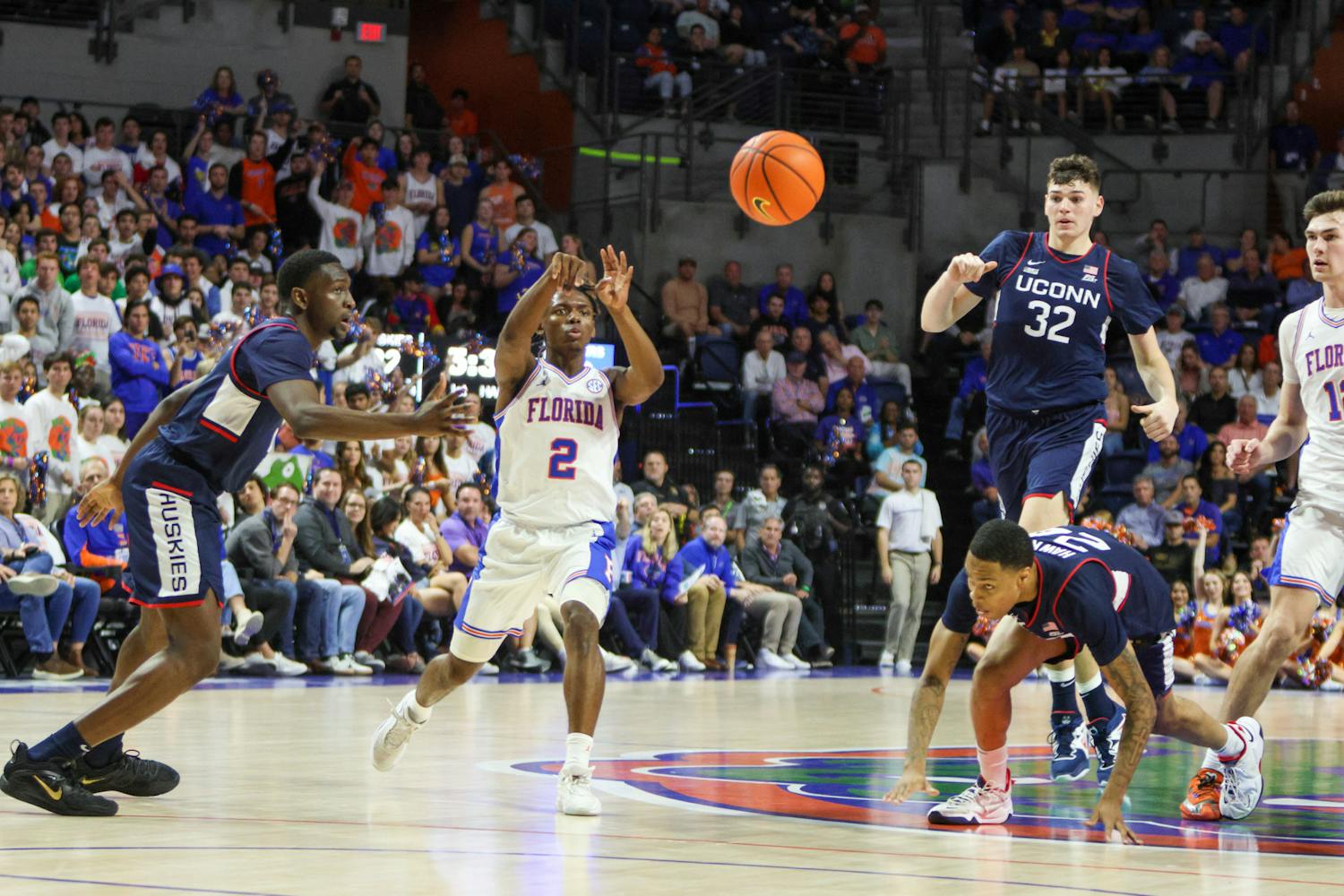 Florida guard Trey Bonham throws a pass in the Gators&#x27; loss to the Connecticut Huskies Wednesday, Dec. 7, 2022.