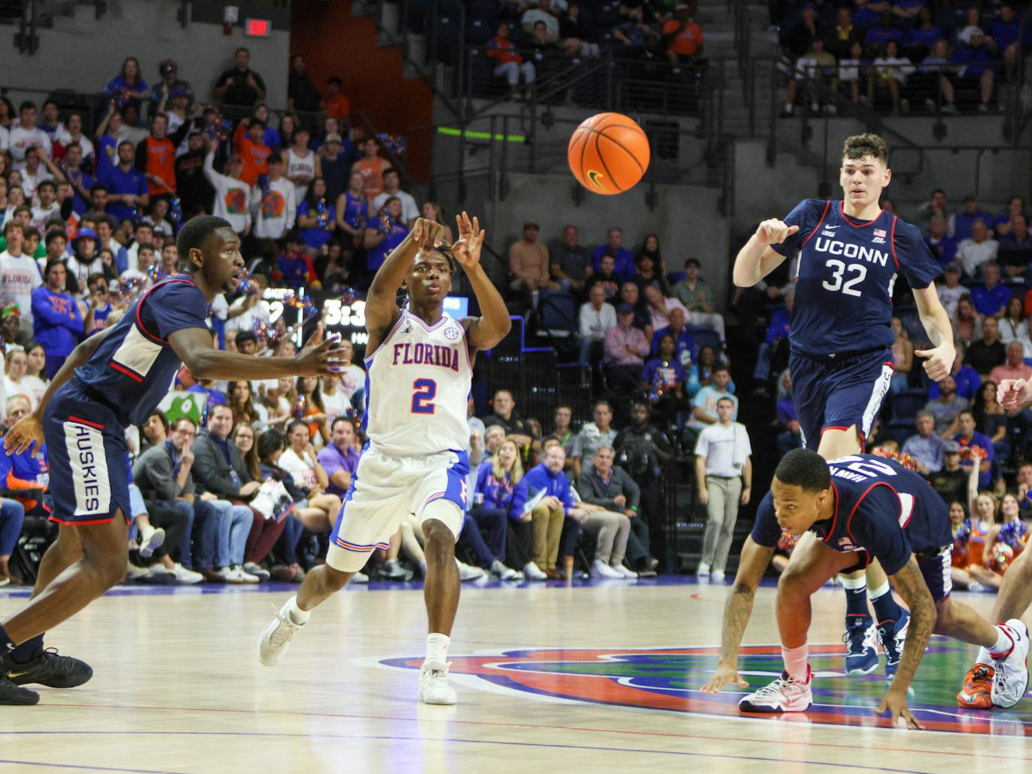 Florida guard Trey Bonham throws a pass in the Gators' loss to the Connecticut Huskies Wednesday, Dec. 7, 2022.
