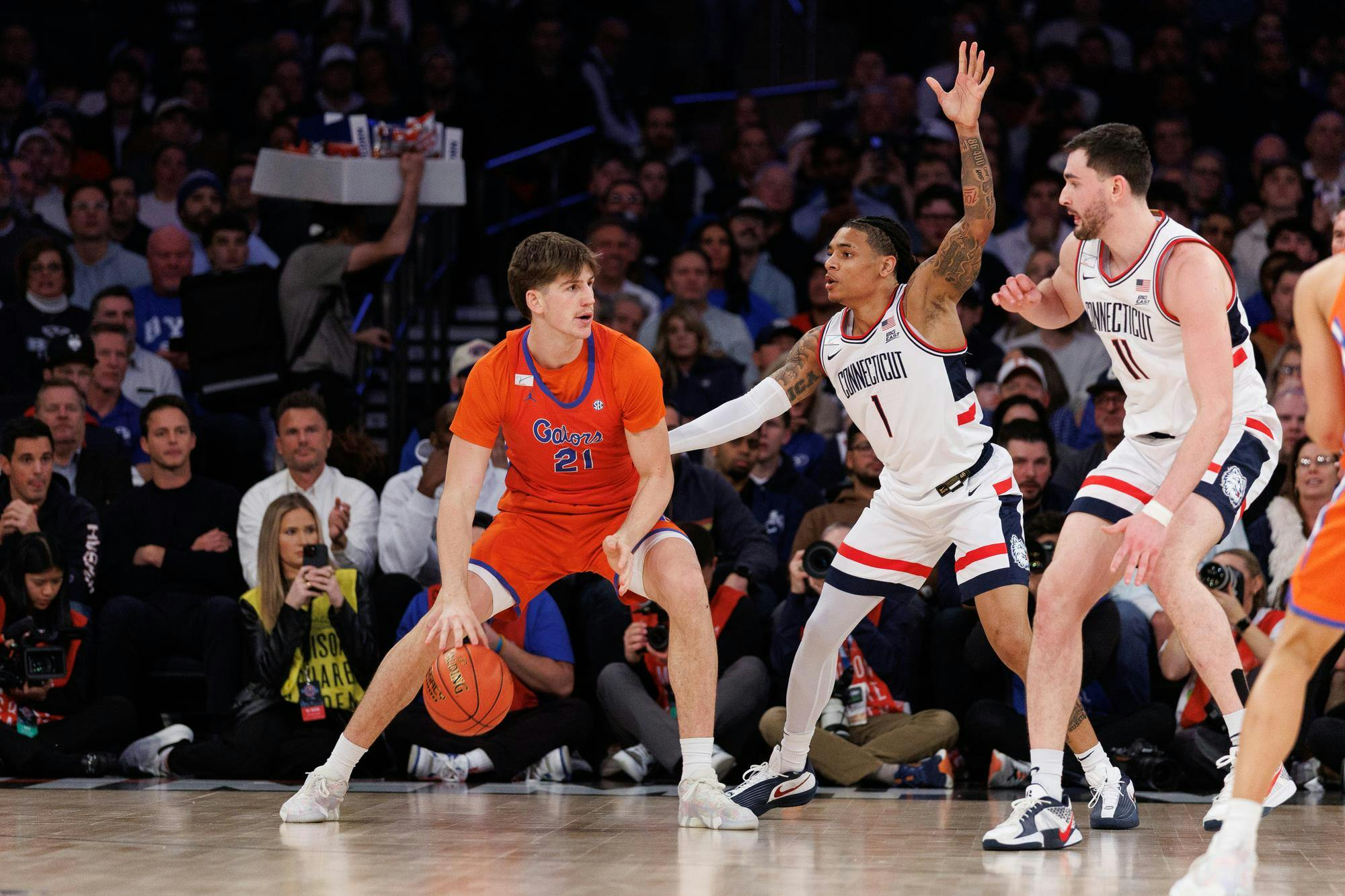 Florida&#x20;Gators&#x20;forward&#x2F;center&#x20;Alex&#x20;Condon&#x20;&#x28;21&#x29;&#x20;dribbles&#x20;during&#x20;the&#x20;first&#x20;half&#x20;of&#x20;an&#x20;NCAA&#x20;college&#x20;basketball&#x20;game&#x20;between&#x20;Florida&#x20;and&#x20;UConn&#x20;on&#x20;Tuesday,&#x20;Dec.&#x20;09,&#x20;2025,&#x20;in&#x20;New&#x20;York,&#x20;N.Y.