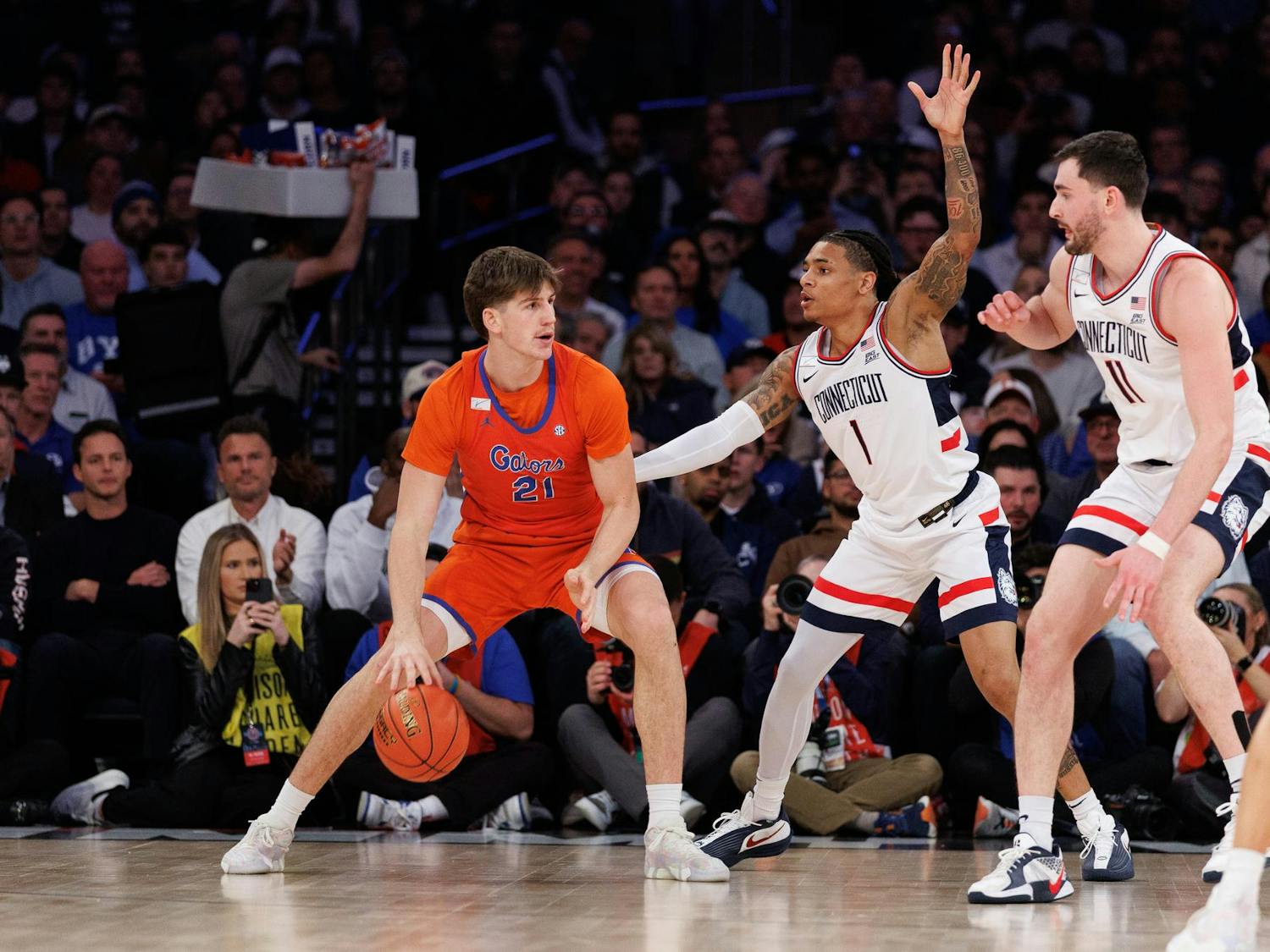Florida Gators forward/center Alex Condon (21) dribbles during the first half of an NCAA college basketball game between Florida and UConn on Tuesday, Dec. 09, 2025, in New York, N.Y.