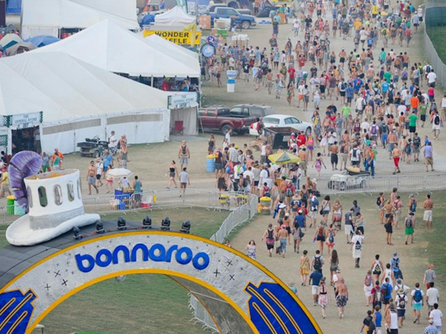 2011’s Bonnaroo festival marked its 10th anniversary, and the arch donned a giant feathered hat to celebrate.