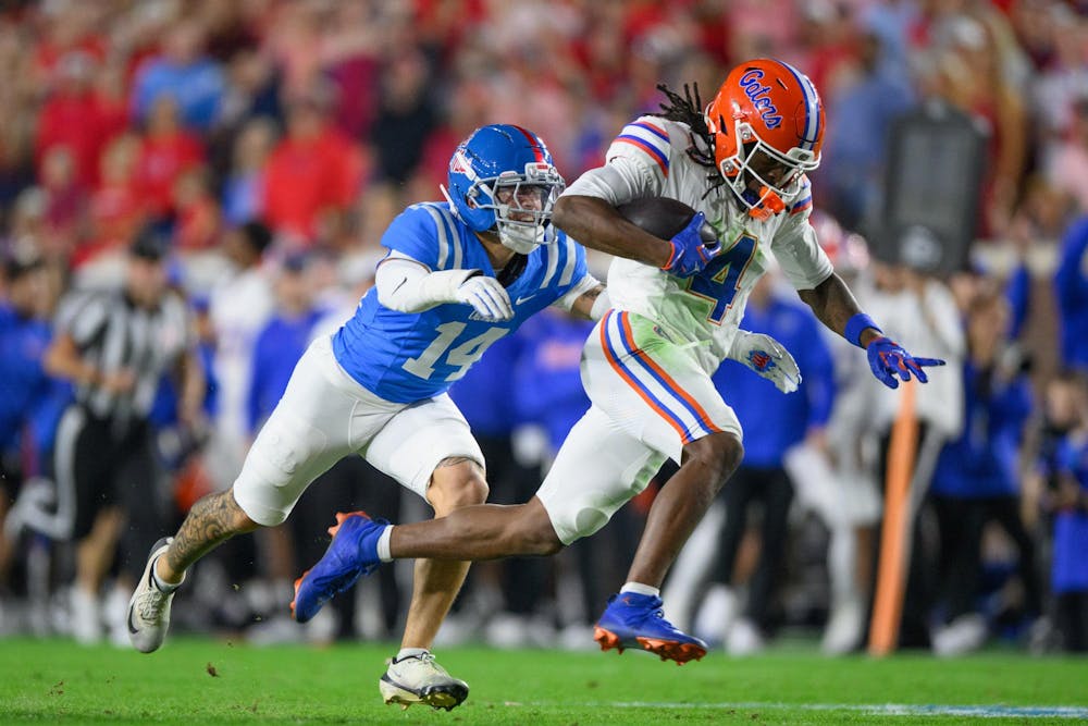 Florida wide receiver TJ Abrams (4) runs with the ball during an NCAA college football game, Saturday, Nov. 15, 2025, in Oxford, Miss.