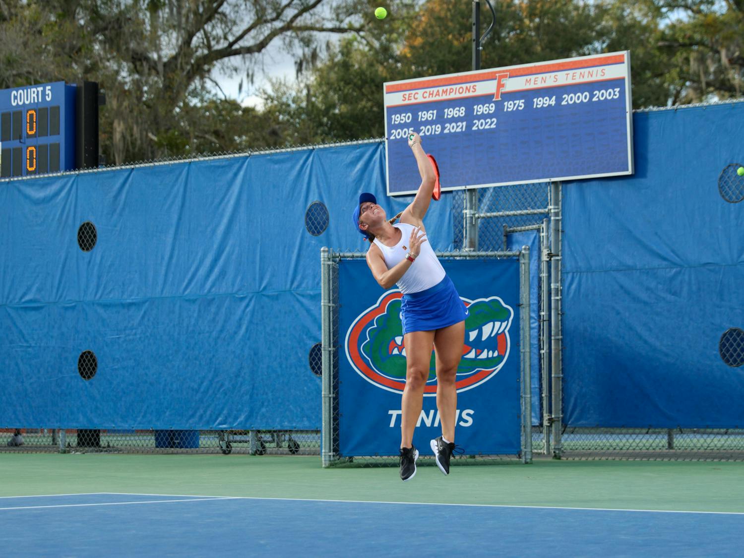 Florida freshman Sophie Williams serves the ball in a 4-1 victory against the Florida State Seminoles, Thursday, Feb. 9, 2023