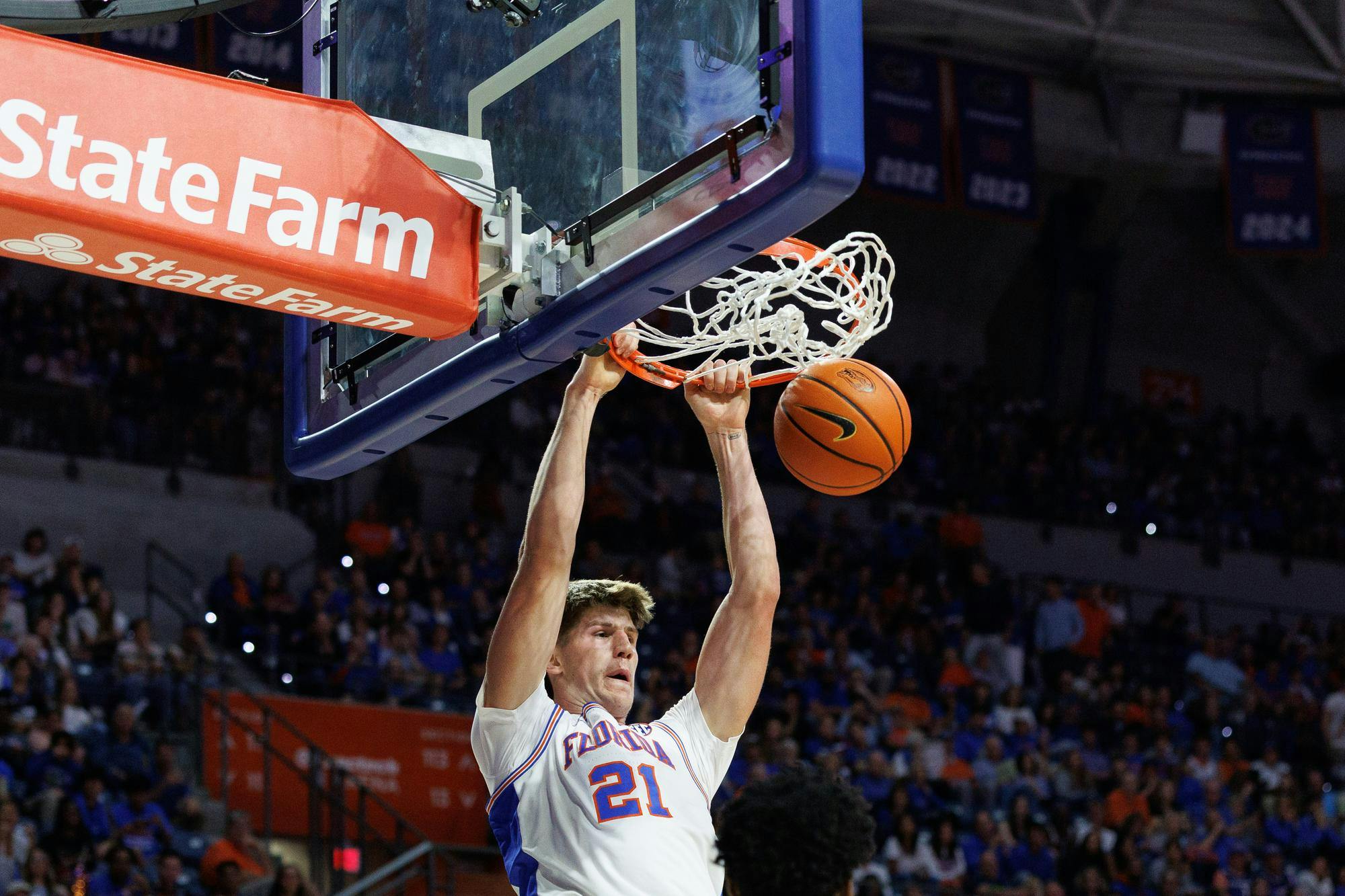 Florida Gators forward/center Alex Condon (21) dunks during the first half of a NCAA college basketball game against North Florida, Thursday, Nov. 06, 2025, in Gainesville, Fla.
