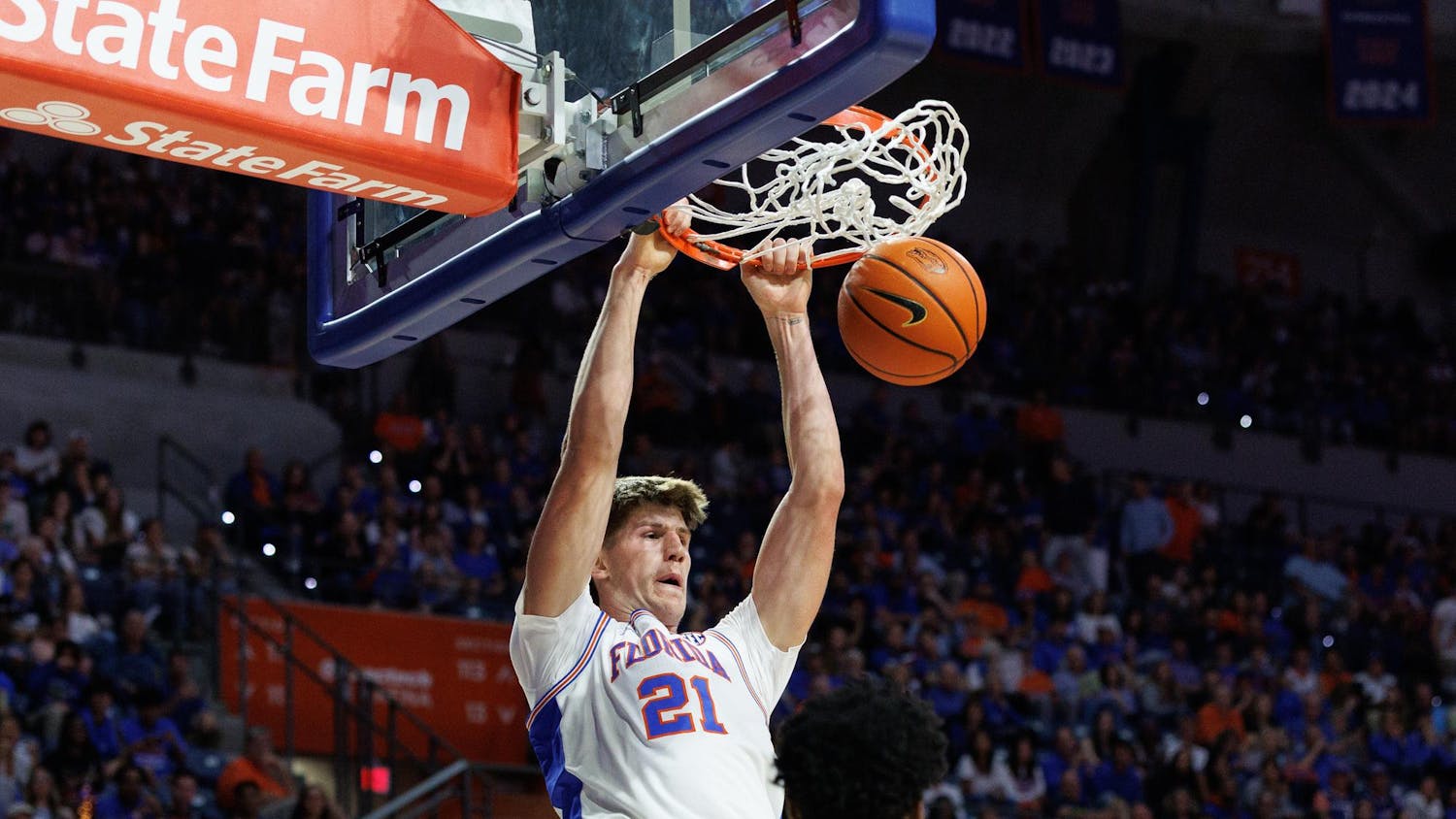 Florida Gators forward/center Alex Condon (21) dunks during the first half of a NCAA college basketball game against North Florida, Thursday, Nov. 06, 2025, in Gainesville, Fla.