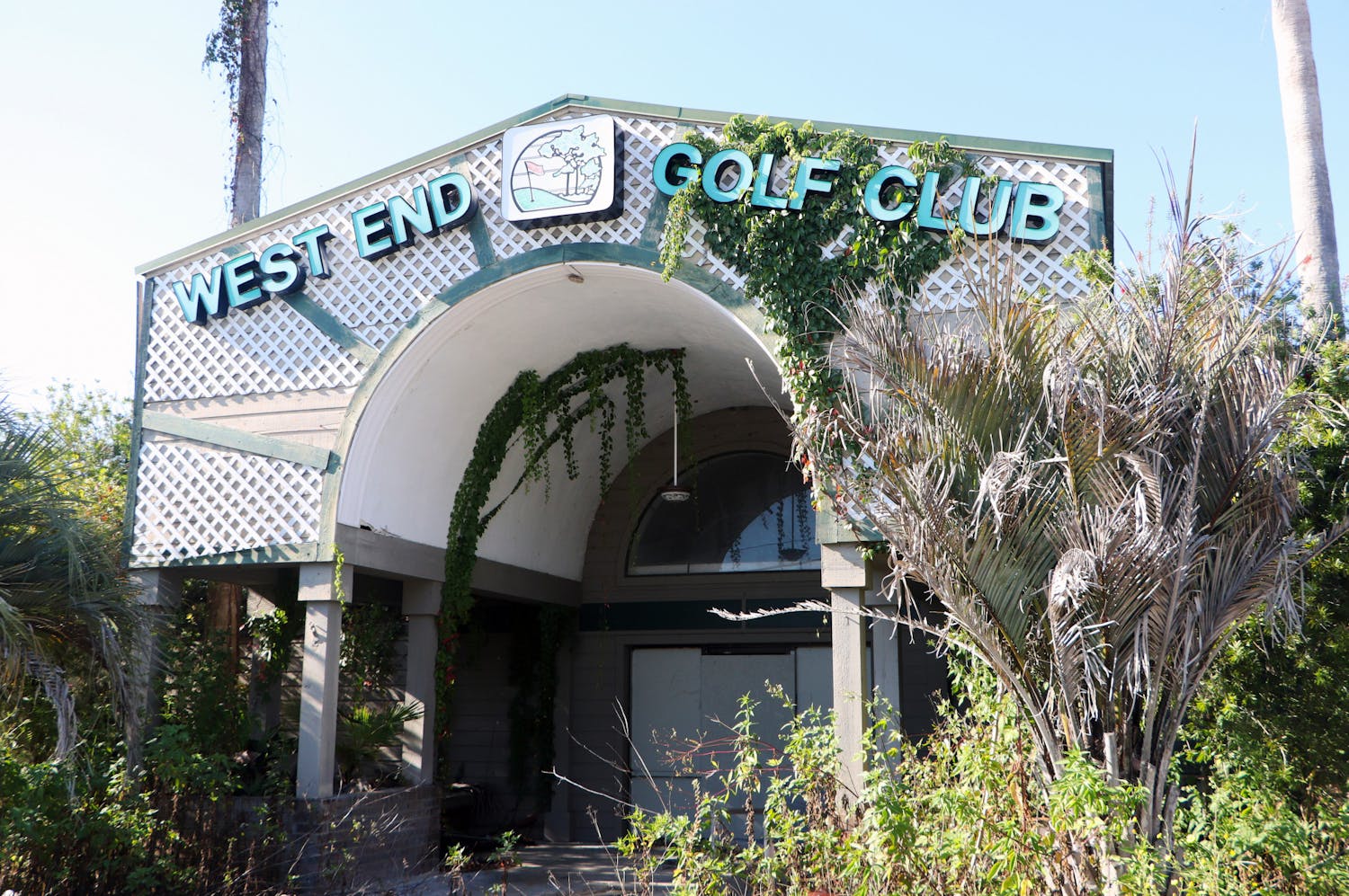 The front of West End Golf Club stands covered in overgrowth Friday, Oct. 14, 2022. 