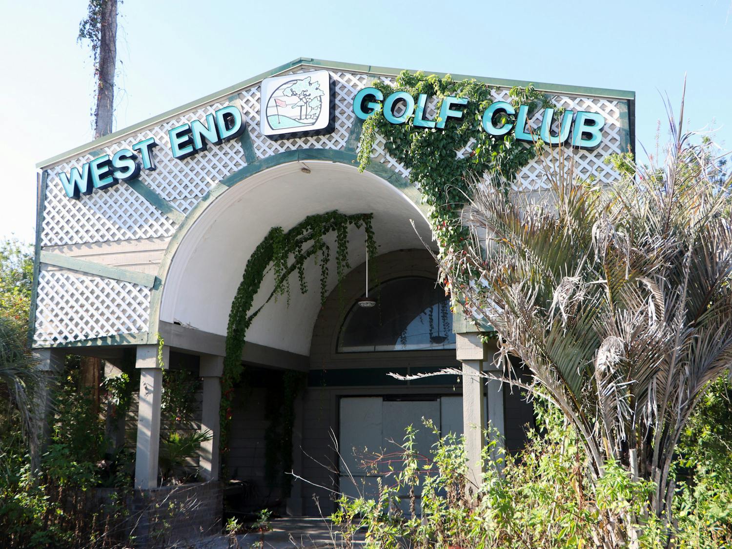 The front of West End Golf Club stands covered in overgrowth Friday, Oct. 14, 2022. 