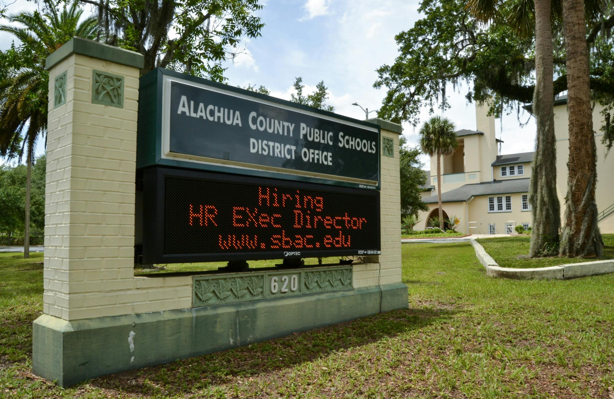 Letrero frente al edificio de oficinas del distrito de las Escuelas Públicas del Condado de Alachua, visto el domingo 6 de junio de 2021.