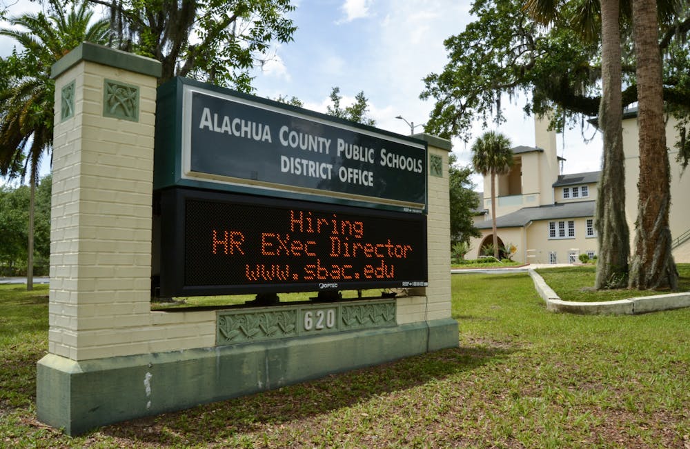 <p>Letrero frente al edificio de oficinas del distrito de las Escuelas Públicas del Condado de Alachua, visto el domingo 6 de junio de 2021.</p>