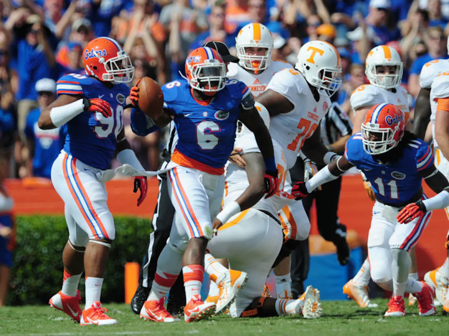 Dante Fowler Jr. celebrates after recovering a fumble during the first quarter against the Volunteers.