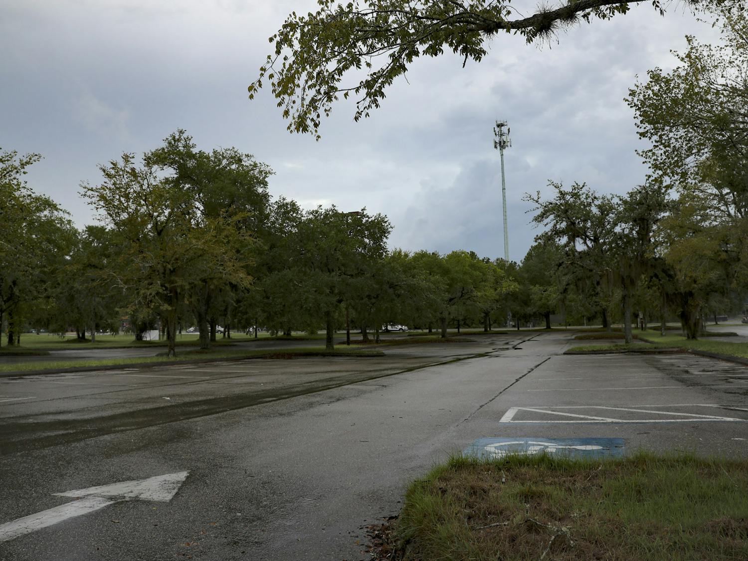 An empty parking lot located at 2286 SE Hawthorne Road on Sunday, July 4, 2021. A proposed new grocery store, called Bravo supermarket, that would buy locally grown food options, may be built in this area.