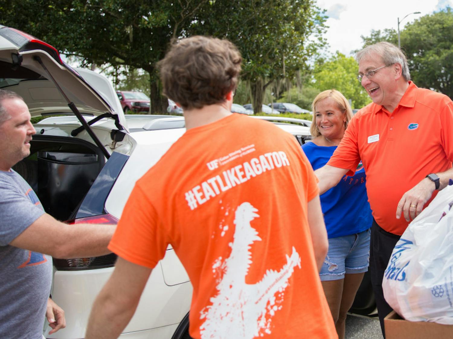 President Kent Fuchs helps students move in on Thursday, Aug. 15 at Jennings Hall. 