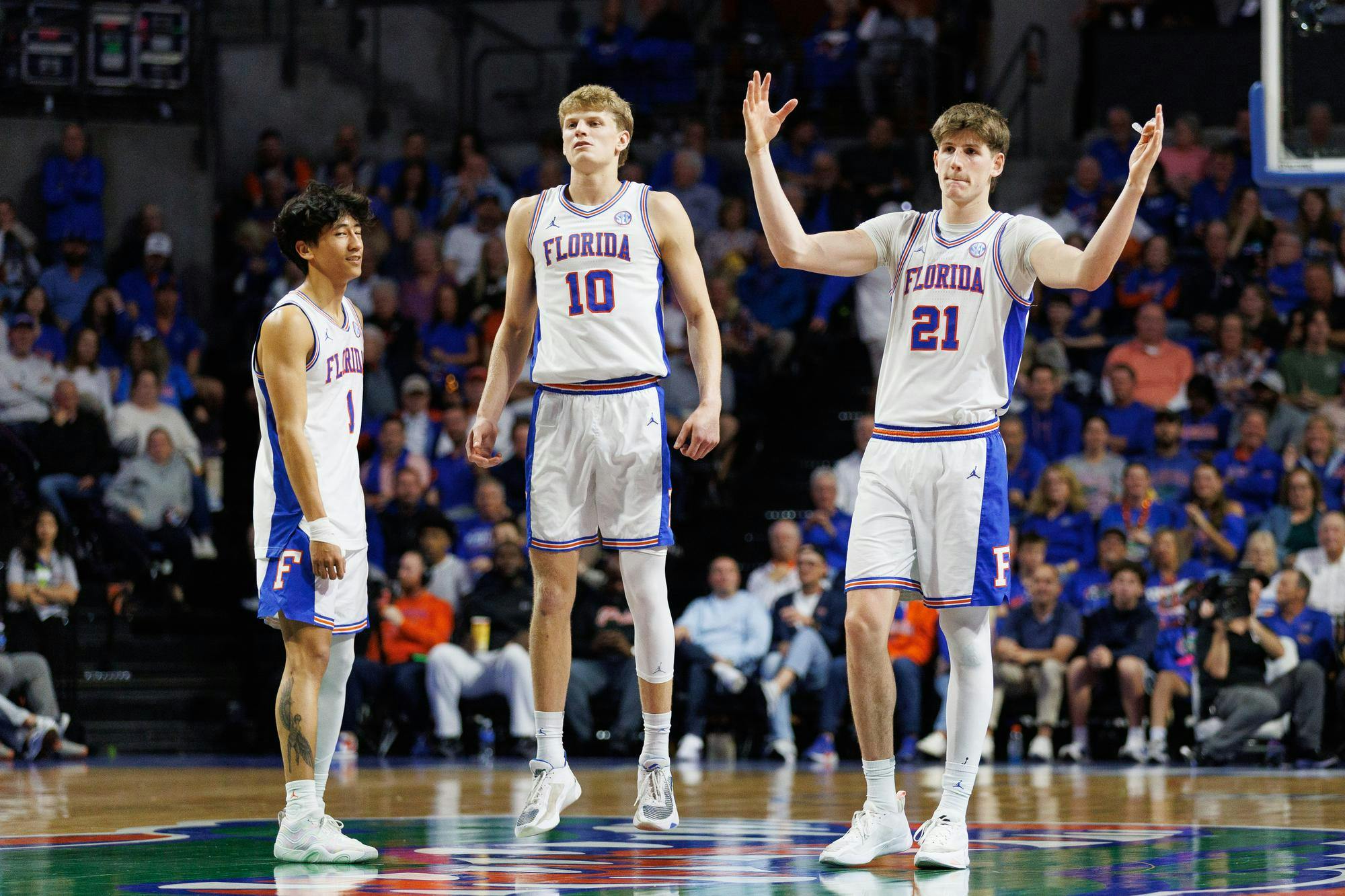 Florida forward Alex Condon (21) hypes up the crowd during the second half of an NCAA basketball game against Arkansas, Saturday, Feb.28, 2026, in Gainesville, Fla.