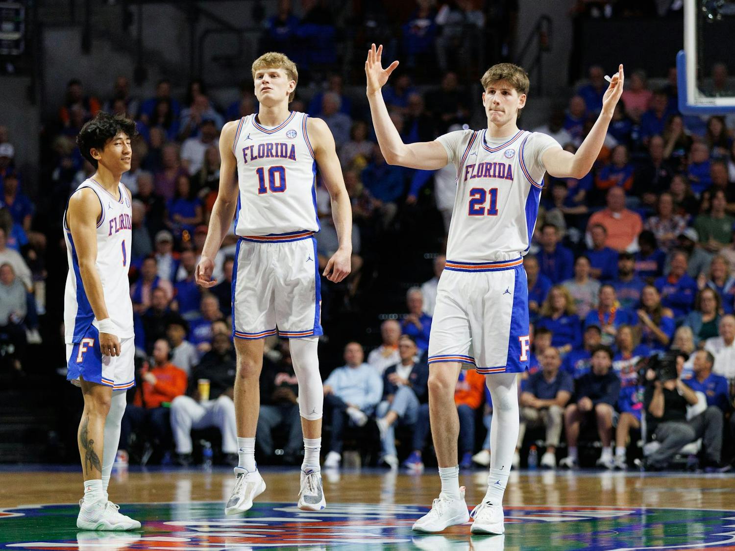 Florida forward Alex Condon (21) hypes up the crowd during the second half of an NCAA basketball game against Arkansas, Saturday, Feb.28, 2026, in Gainesville, Fla.