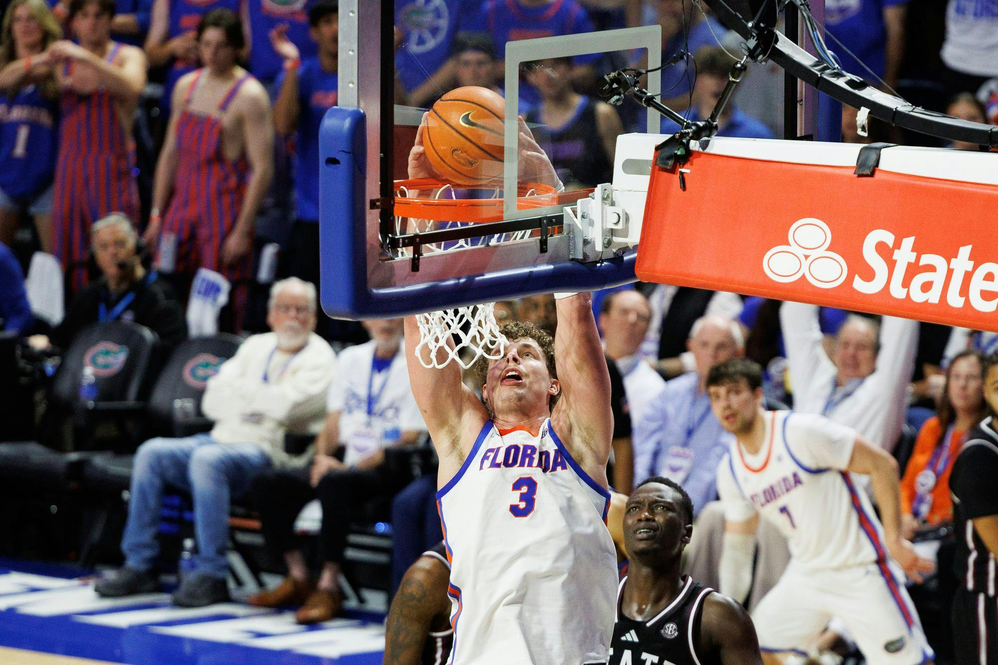 Florida Gators center Micah Handlogten (3) dunks during the second half of an NCAA college basketball game against Mississippi State, Tuesday, March 03, 2026, in Gainesville, Fla.