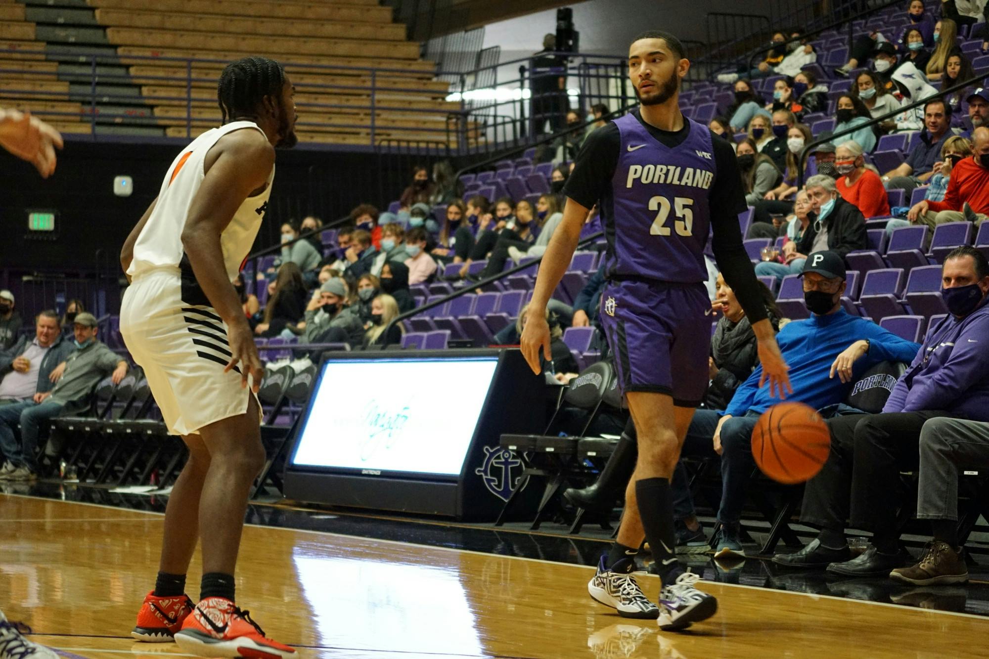 Men’s Basketball wins exhibition game against Lewis and Clark