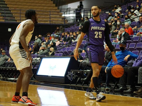 Men’s Basketball wins exhibition game against Lewis and Clark
