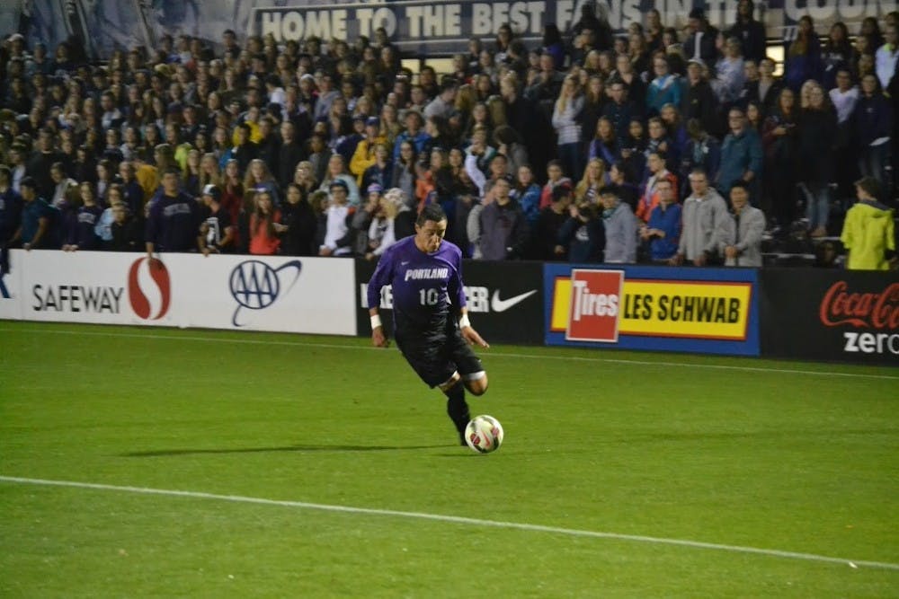  Eddie Sanchez dribbles the ball down the sidelines. The Pilots lost to Santa Clara 3-2.