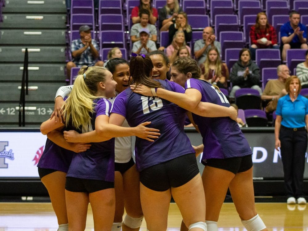 Women's volleyball went 2-1 in the Portland North Marriott Invitational.