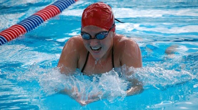 Democratic presidential candidate Barack Obama sharply contrasted himself with Republican candidate John McCain on the economy at John Tyler Community College.