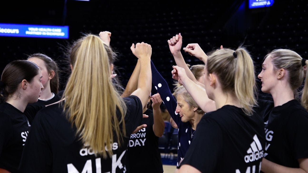 Women spiders huddle before the game on Jan. 21 at Robins Center. Photo courtesy of Richmond Athletics.&nbsp;