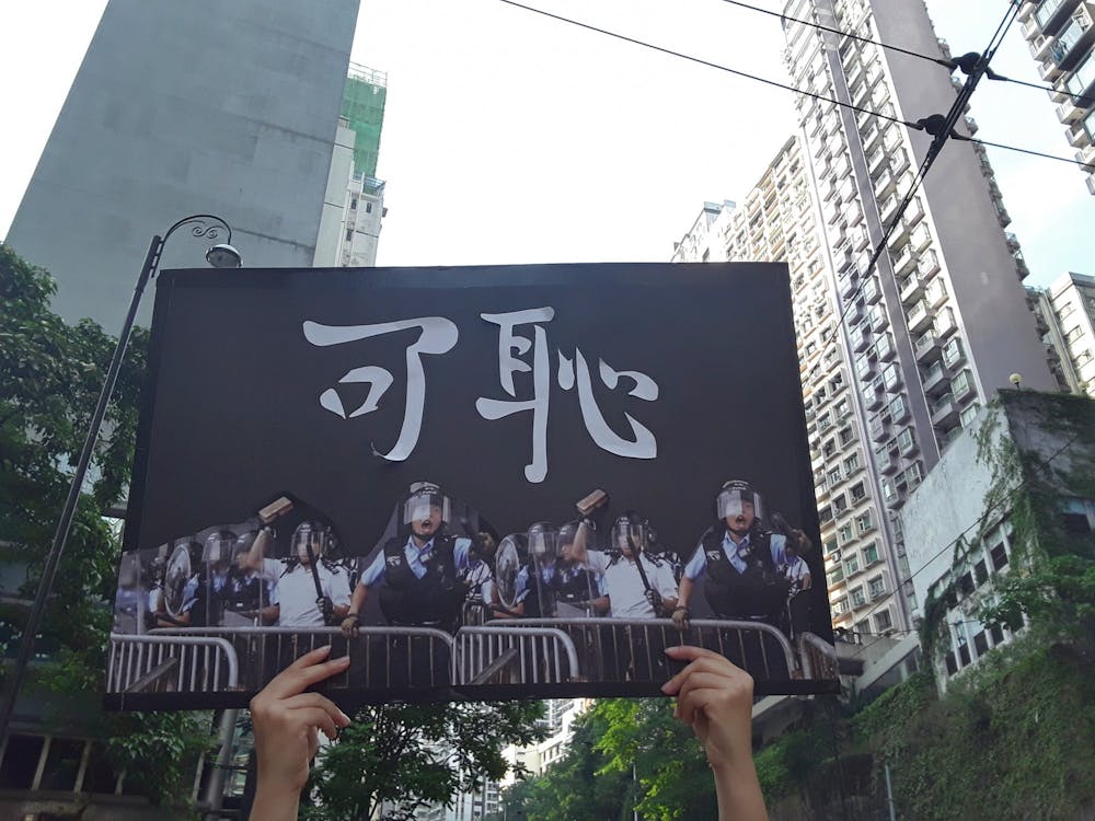 Poster that translates to "despise." 