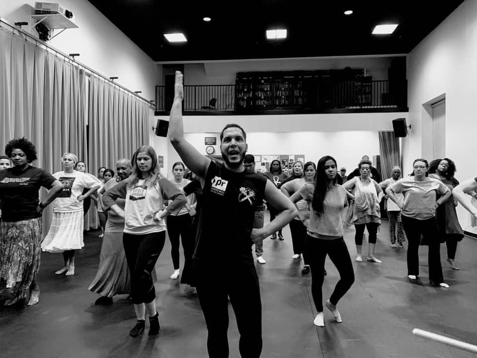 Artist-in-residence Lío Villahermosa leads members of the UR community during a bomba workshop. Photo courtesy of Alicia Díaz
