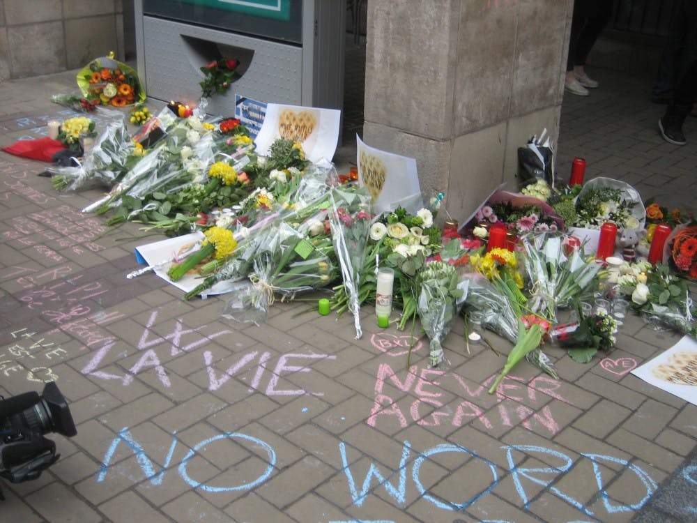 <p>Entrance of Maelbeek/Maalbeek metro station at Rue de la Loi/Wetstraat: Flowers and inscriptions after March 2016 Brussels attacks. Photo courtesy of Wikimedia Commons.</p>