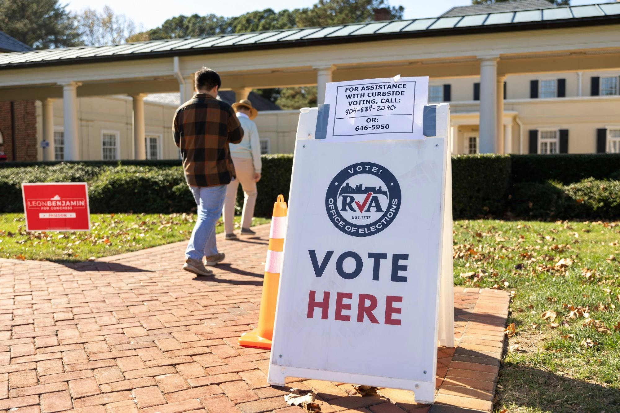 Voters walk into the Jepson Alumni Center to vote on Nov. 8 2022.