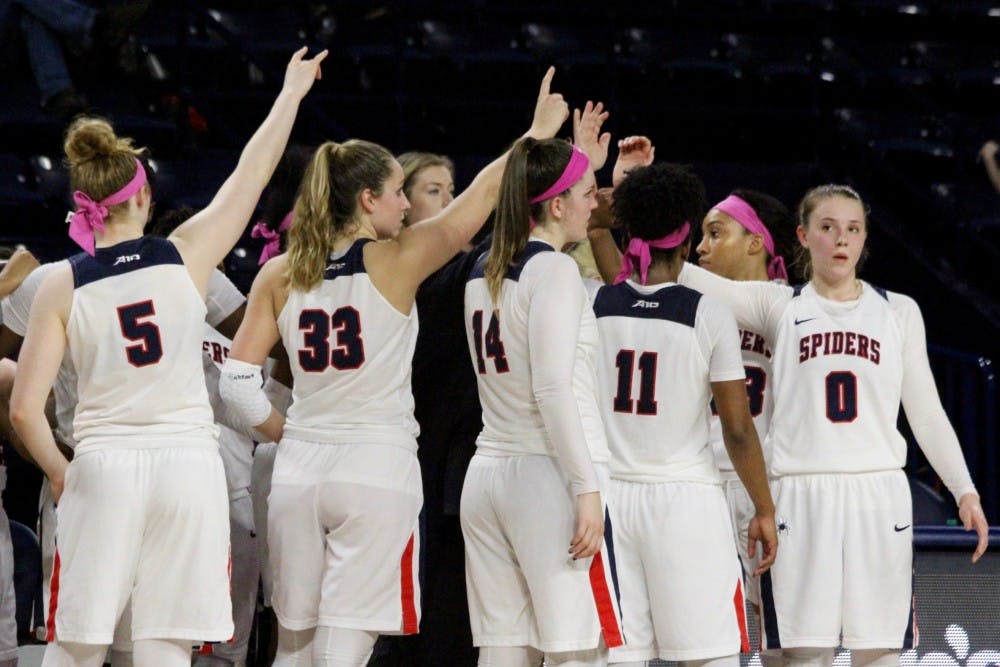 <p>The women's basketball team huddles&nbsp;during a break.&nbsp;</p>