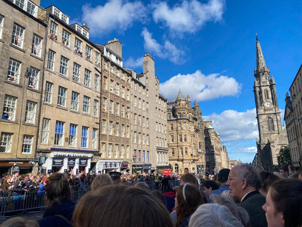 <p>The crowd in Edinburgh, Scotland, gathered to watch Queen Elizabeth II's body transported to the Palace of Holyroodhouse.</p>