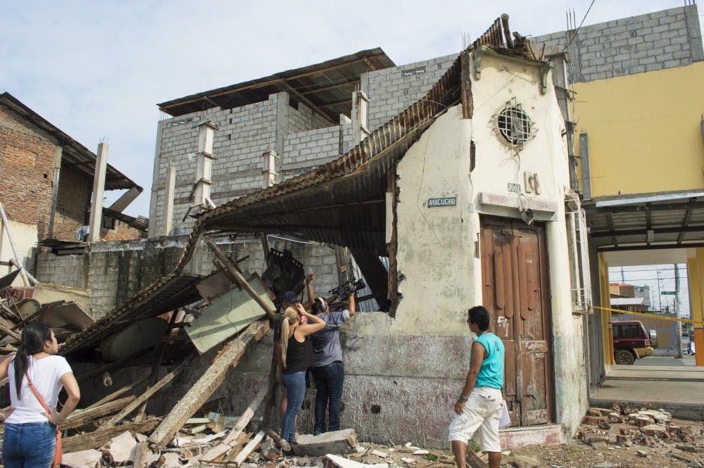 A team from Gama TV&nbsp;documents the effects of the 2016 Ecuador earthquake&nbsp;in the city of Guayaquil. Photo courtesy of Wikimedia Commons.