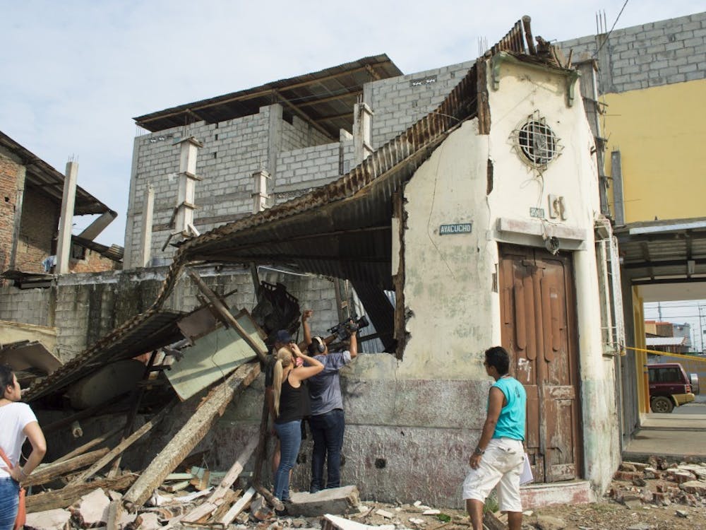 A team from Gama TV&nbsp;documents the effects of the 2016 Ecuador earthquake&nbsp;in the city of Guayaquil. Photo courtesy of Wikimedia Commons.