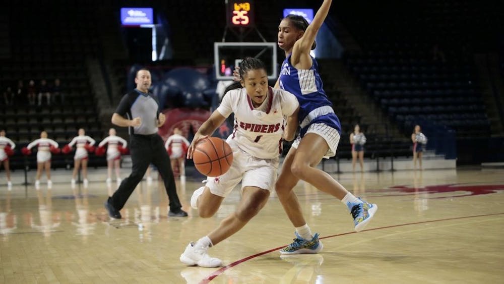 Junior guard Grace Townsend avoids a Hampton University defender at the game in the Robins Center on Nov. 20. Photo Courtesy of Richmond Athletics.