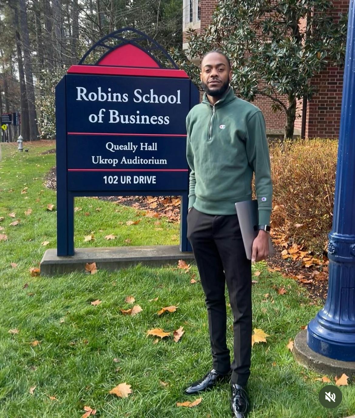 Photo of Scales Jr. in front of the business school. Photo taken from Scales Jr's account "usaproject2025"