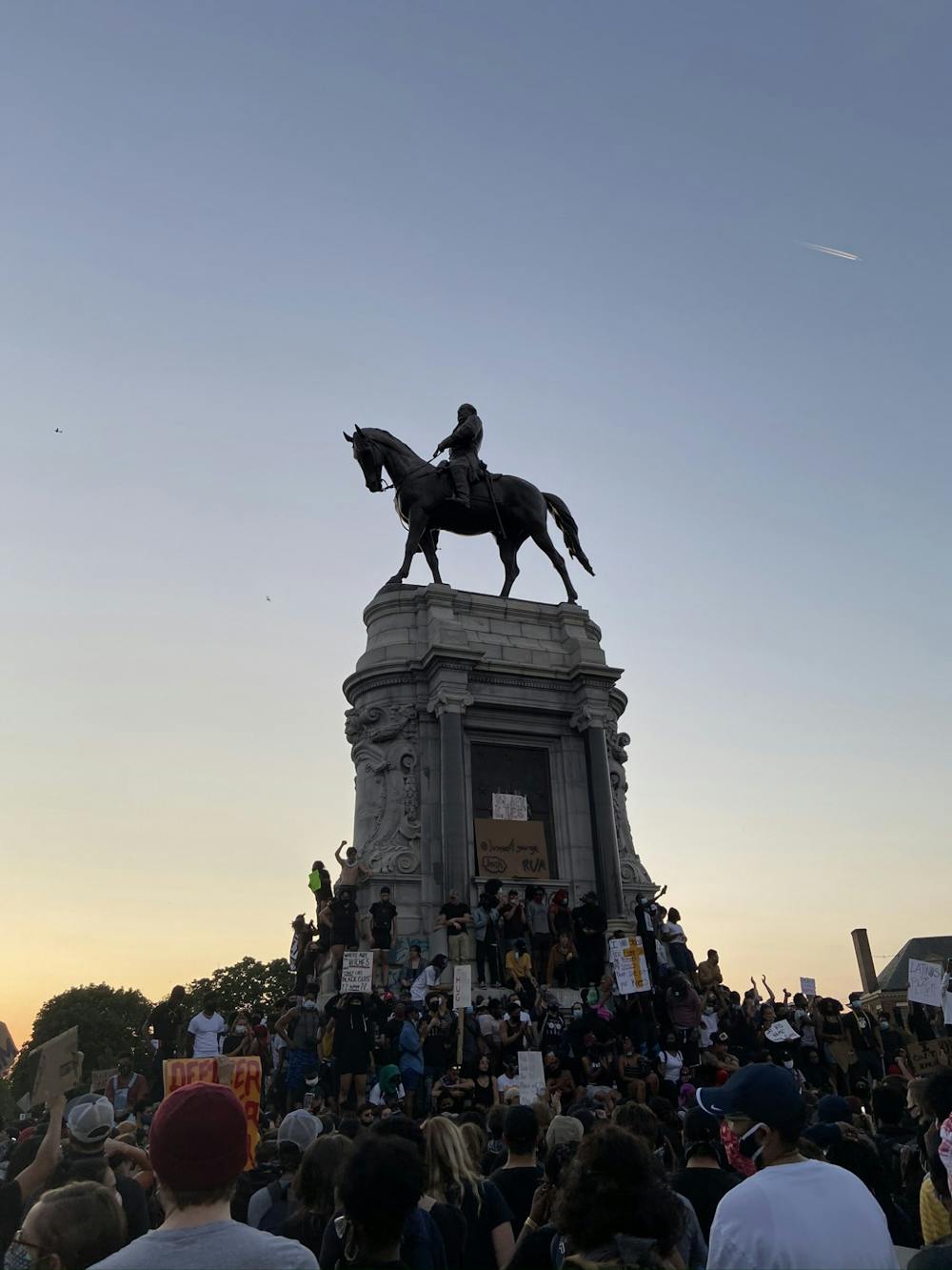 <p>Protesters gather outside Robert E. Lee statue on Monument Avenue at 8:30 p.m. on the evening of June 2.</p>